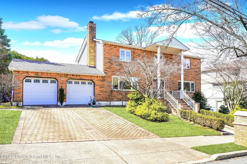 Nestled on a serene cul-de-sac in the prestigious Richmond Town - photo 6