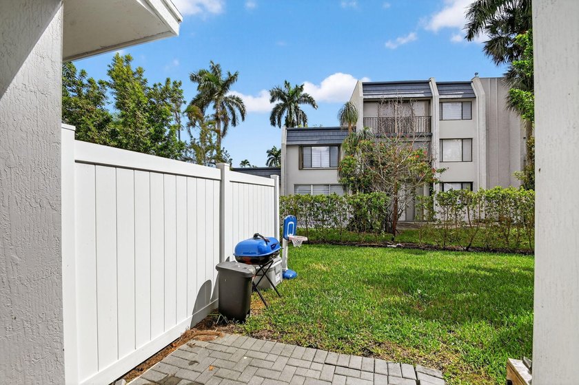 Experience modern luxury in the heart of Lake Worth! Built in - photo 27