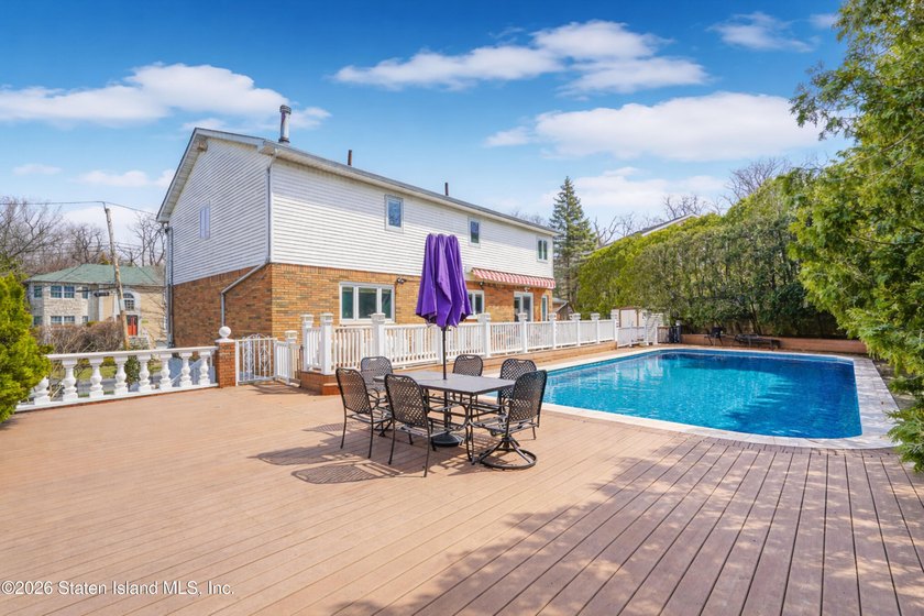 Nestled on a serene cul-de-sac in the prestigious Richmond Town - photo 8