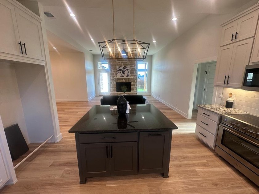 This stunning home is the perfect blend of style and - photo 5