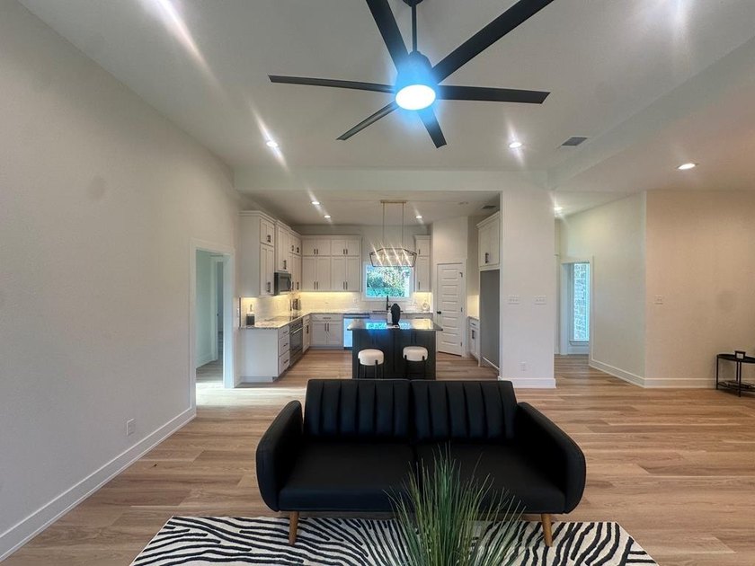 This stunning home is the perfect blend of style and - photo 6