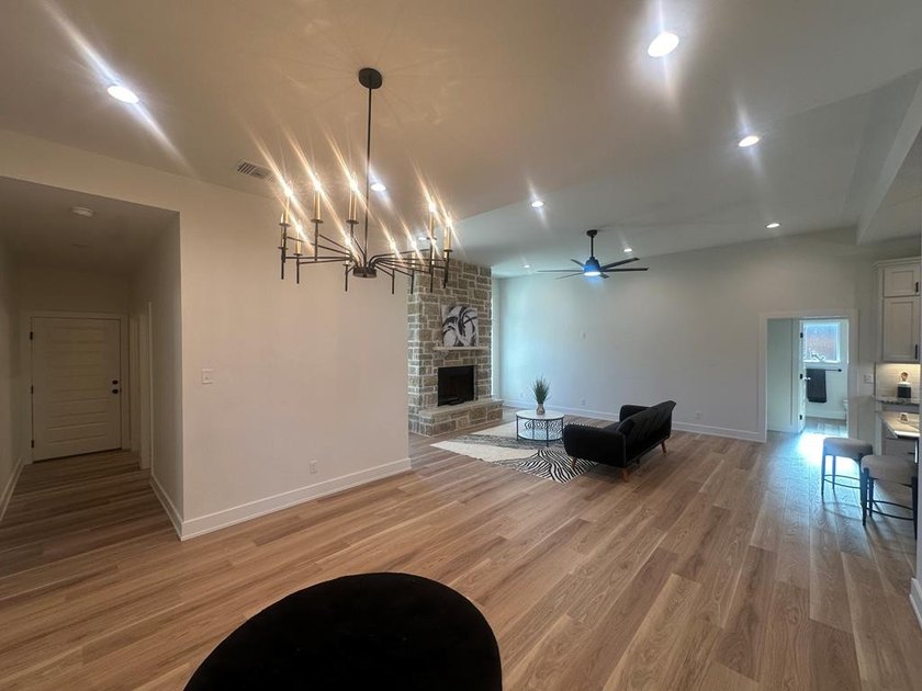 This stunning home is the perfect blend of style and - photo 8