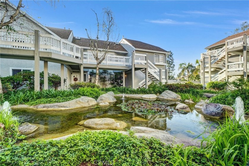 Exceptional end unit 3 bedroom, no one above you, tranquil - photo 2