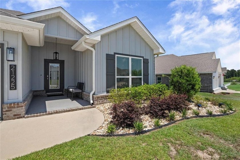 Move-in ready and priced to sell! This beautiful Hawthorne Plan - photo 2