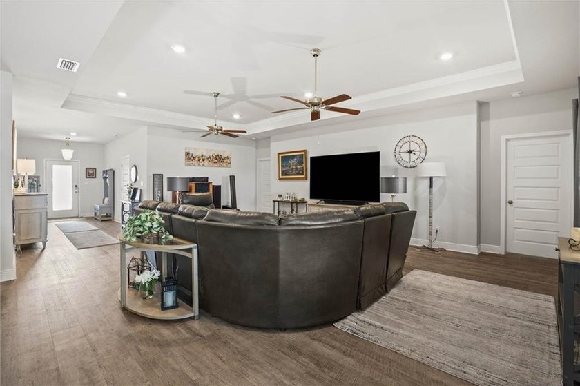 Move-in ready and priced to sell! This beautiful Hawthorne Plan - photo 6