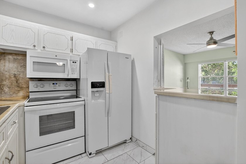 Move right into this updated 1 bed, 1.5 bath 3rd-floor condo in - photo 11