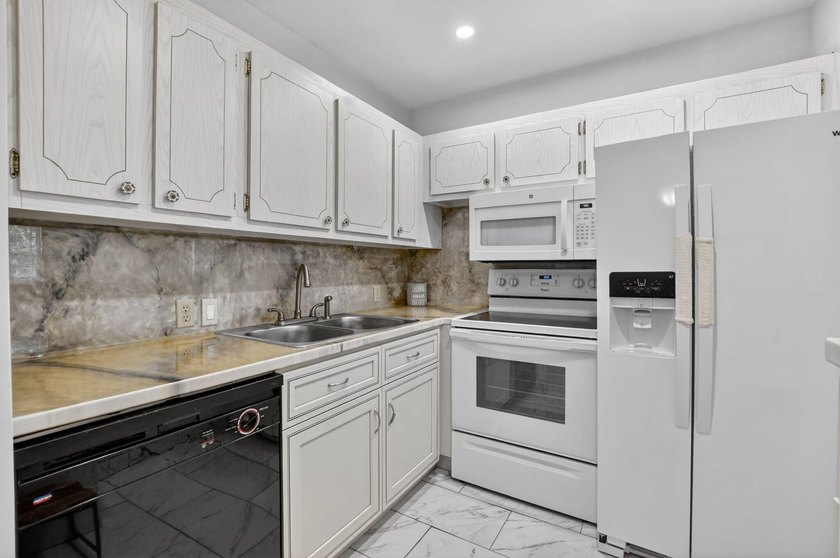 Move right into this updated 1 bed, 1.5 bath 3rd-floor condo in - photo 12