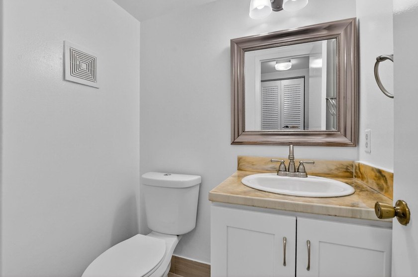 Move right into this updated 1 bed, 1.5 bath 3rd-floor condo in - photo 15