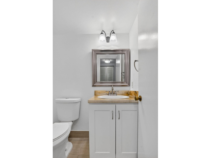 Move right into this updated 1 bed, 1.5 bath 3rd-floor condo in - photo 16