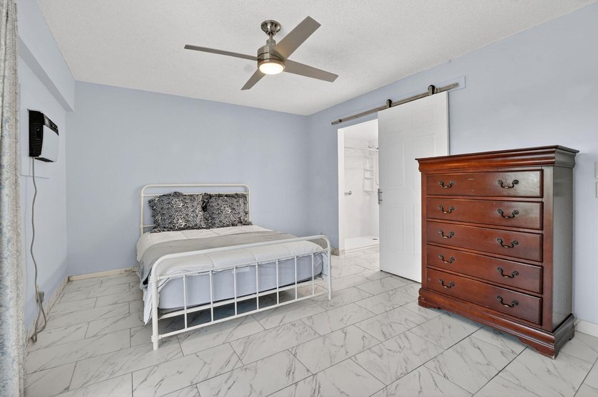 Move right into this updated 1 bed, 1.5 bath 3rd-floor condo in - photo 17
