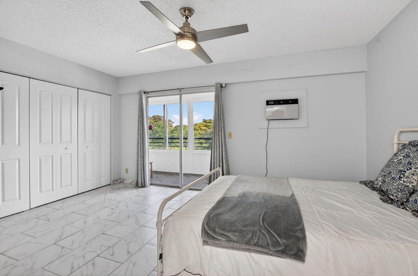 Move right into this updated 1 bed, 1.5 bath 3rd-floor condo in - photo 19
