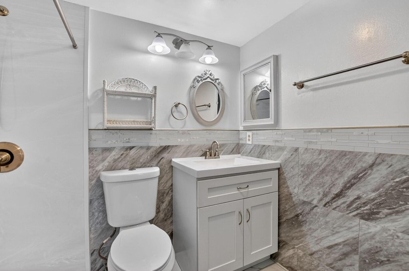 Move right into this updated 1 bed, 1.5 bath 3rd-floor condo in - photo 20