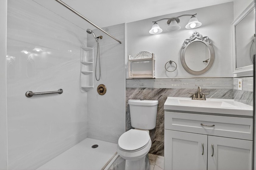 Move right into this updated 1 bed, 1.5 bath 3rd-floor condo in - photo 21