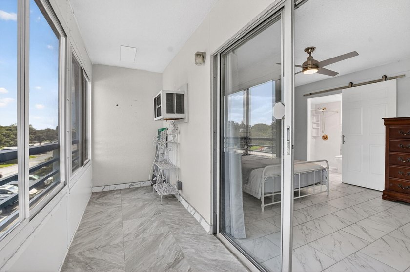 Move right into this updated 1 bed, 1.5 bath 3rd-floor condo in - photo 25