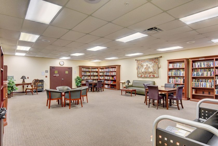 Move right into this updated 1 bed, 1.5 bath 3rd-floor condo in - photo 35