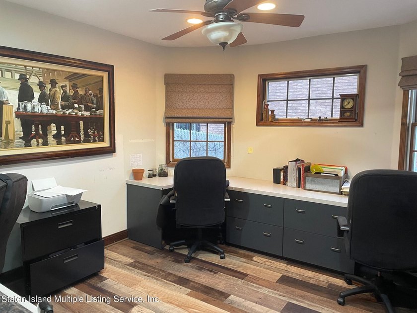 ABSOLUTELY CHARMING 4 BEDROOM, 2 BATH COLONIAL, PERFECT DOLL - photo 6