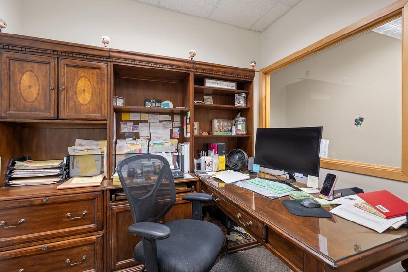 Welcome to this exceptional commercial property centrally - photo 9