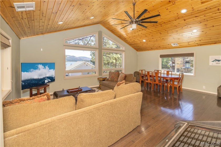 Wake up to calm lakefront style mornings, breathe in the fresh - photo 10