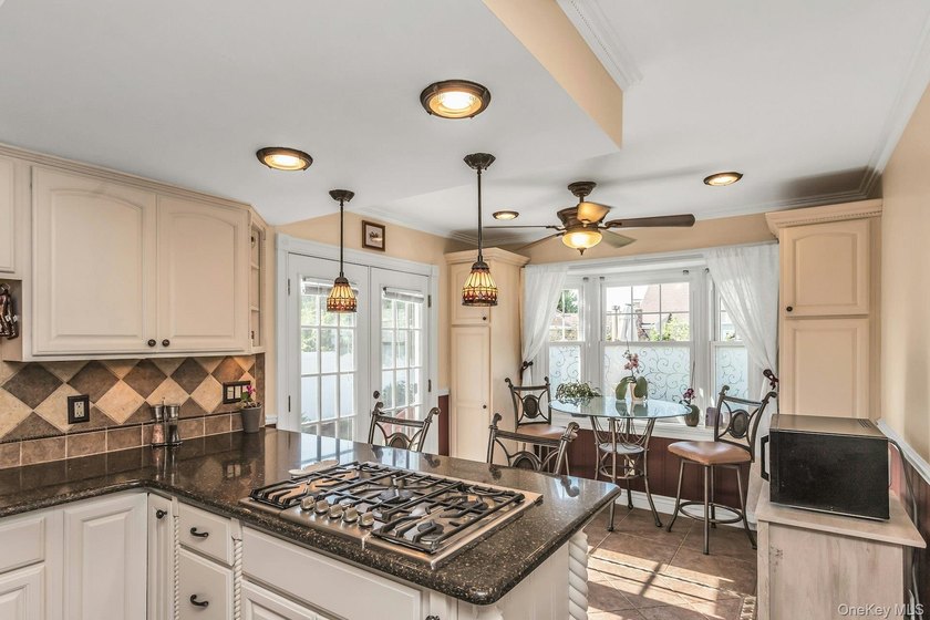 Welcome to this charming and beautifully maintained Cape Cod - photo 13