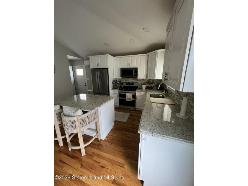 Welcome to this beautifully renovated 3-bedroom ranch that - photo 3