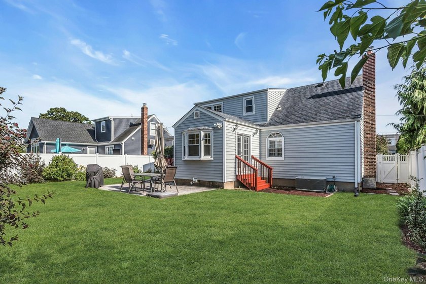 Welcome to this charming and beautifully maintained Cape Cod - photo 33