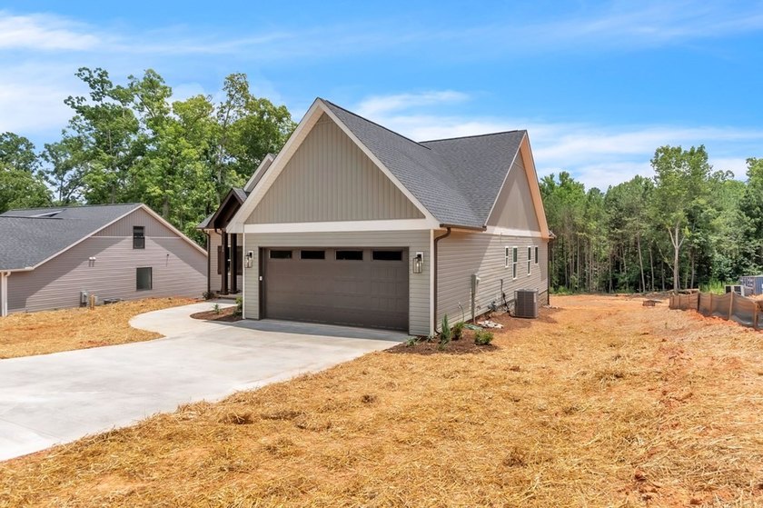 Beautiful new construction home situated on a spacious 1-acre - photo 34