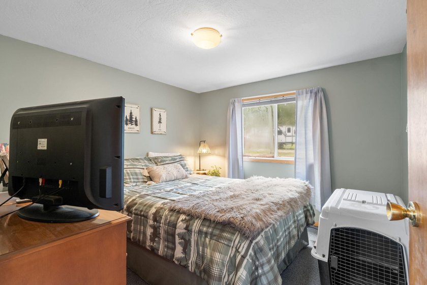 4 bed, 1 bath home conveniently located close to town and near - photo 18