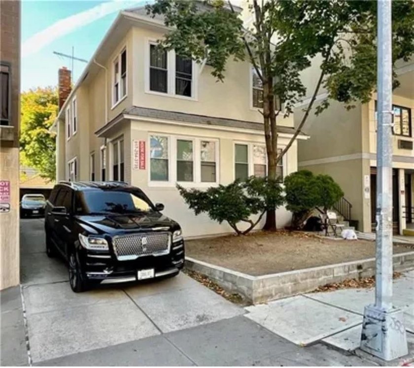 Phenomenal Midwood location! This detached two family on a 40 x - photo 3