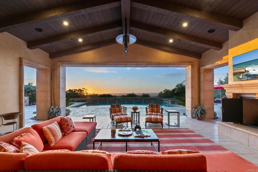 Welcome home to this extraordinary, private single-level estate - photo 2