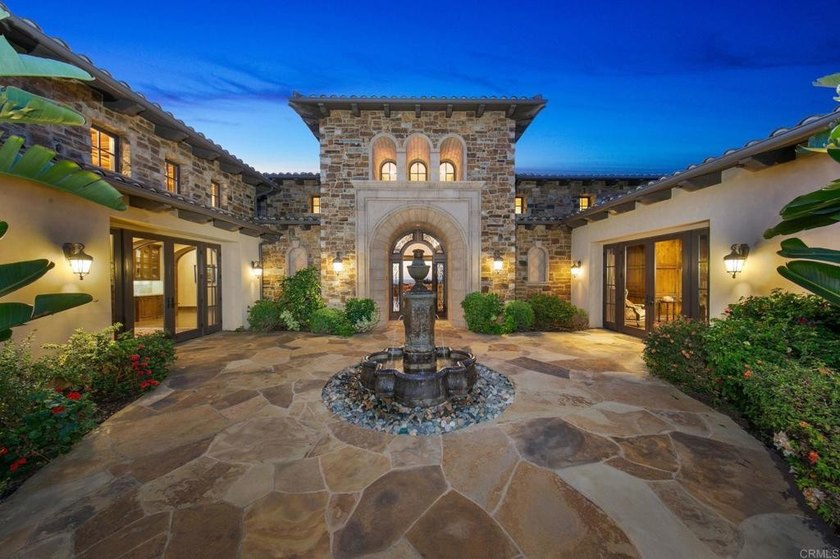Welcome home to this extraordinary, private single-level estate - photo 4