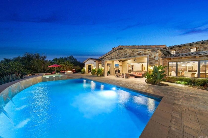 Welcome home to this extraordinary, private single-level estate - photo 6