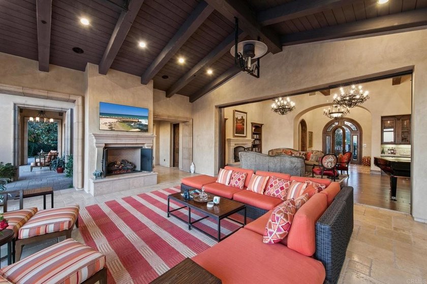 Welcome home to this extraordinary, private single-level estate - photo 7