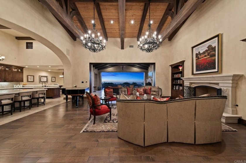 Welcome home to this extraordinary, private single-level estate - photo 8