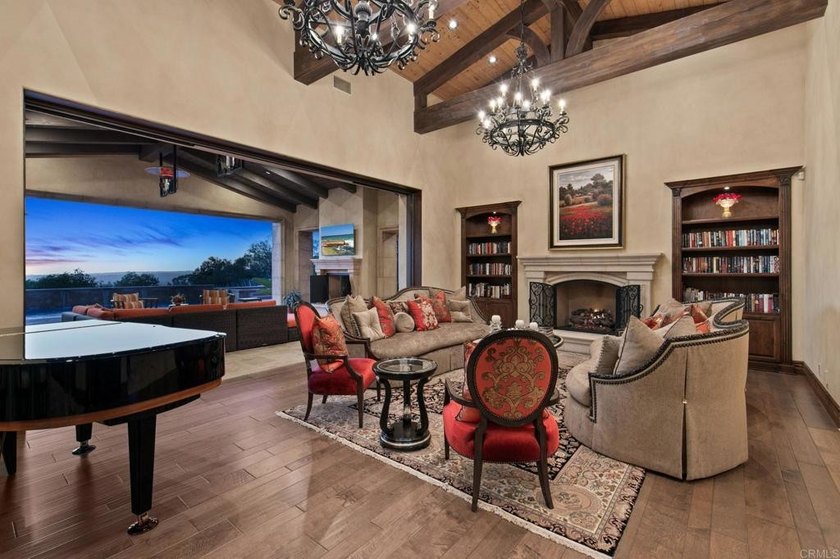 Welcome home to this extraordinary, private single-level estate - photo 9