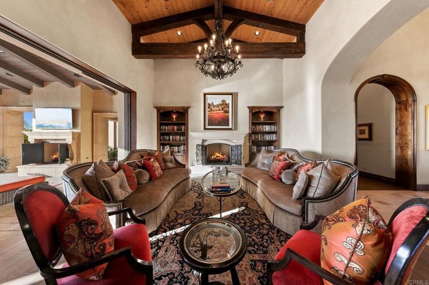 Welcome home to this extraordinary, private single-level estate - photo 10