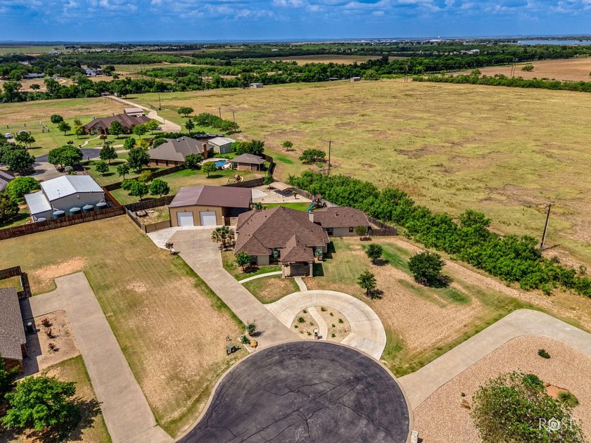 Welcome to an extraordinary Butler Farms residence where - photo 3