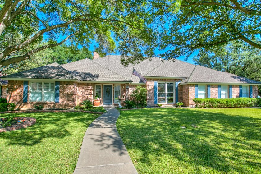 Check out this 4 bed 3.5 bath luxury home in the Heart of - photo 4