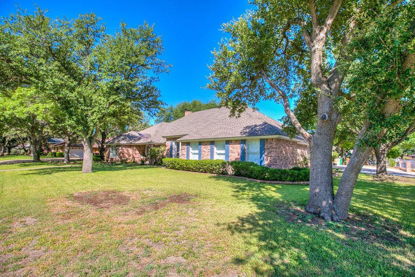 Check out this 4 bed 3.5 bath luxury home in the Heart of - photo 5