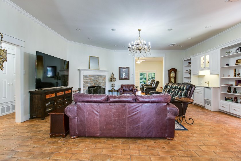 Check out this 4 bed 3.5 bath luxury home in the Heart of - photo 8