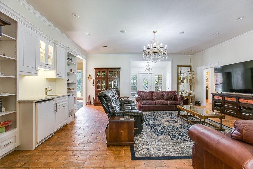 Check out this 4 bed 3.5 bath luxury home in the Heart of - photo 10