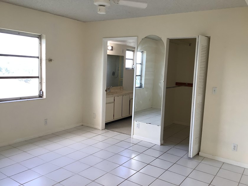 Spacious condo on PH 5th floor, corner unit., no neighbors above - photo 13