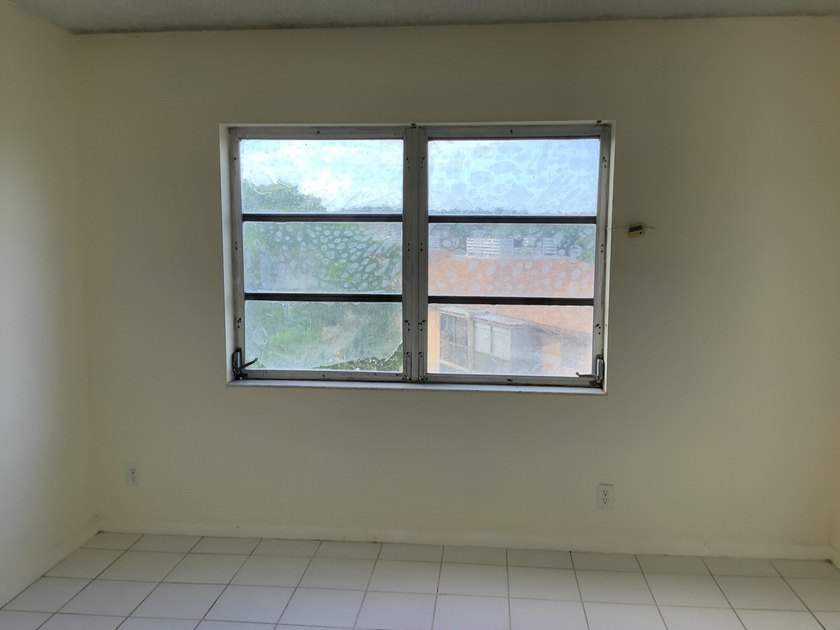 Spacious condo on PH 5th floor, corner unit., no neighbors above - photo 15