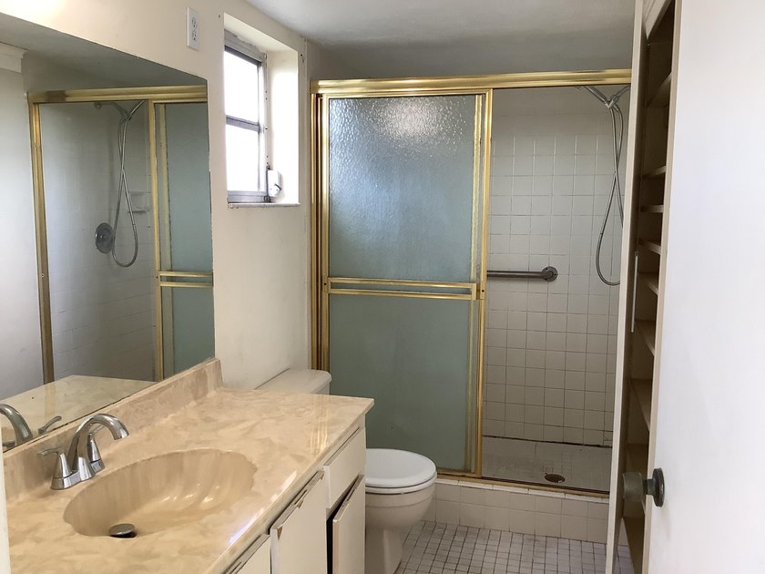 Spacious condo on PH 5th floor, corner unit., no neighbors above - photo 16