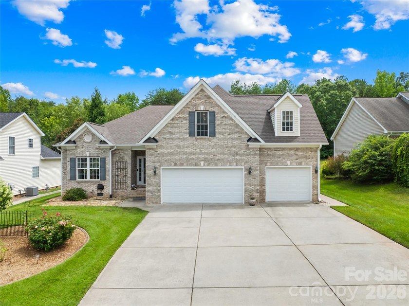 Sought-after, all-brick ranch-style home featuring 4 bedrooms, 3 - photo 2