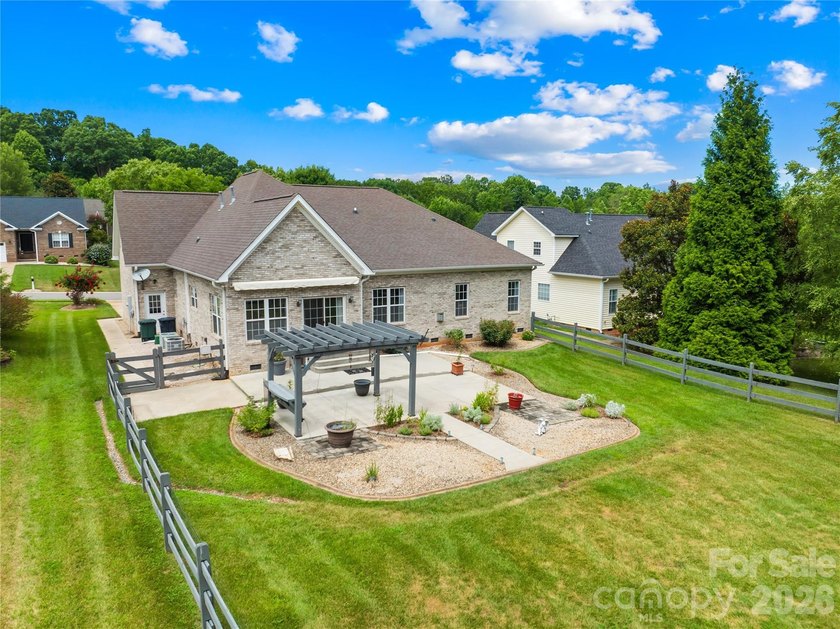 Sought-after, all-brick ranch-style home featuring 4 bedrooms, 3 - photo 4
