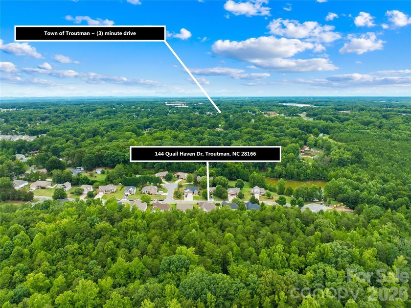 Sought-after, all-brick ranch-style home featuring 4 bedrooms, 3 - photo 7