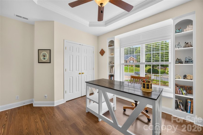 Sought-after, all-brick ranch-style home featuring 4 bedrooms, 3 - photo 10