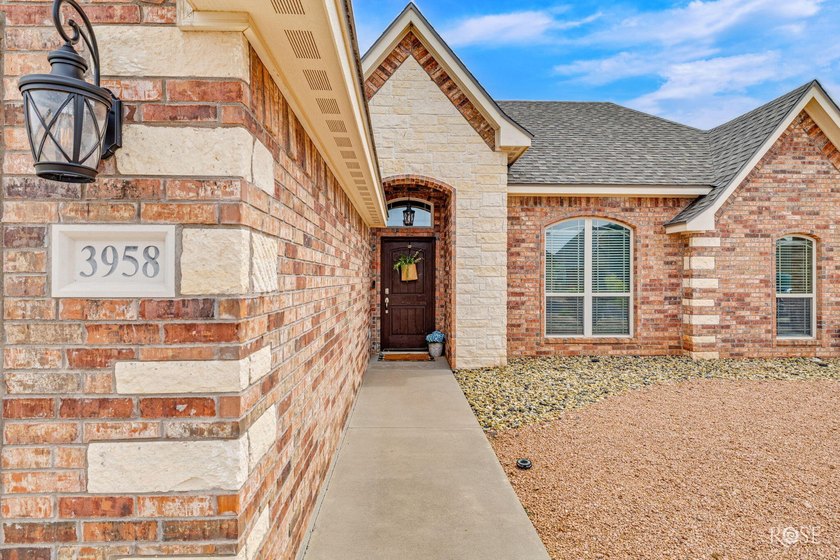 Immaculate and move-in ready, this beautifully maintained - photo 2