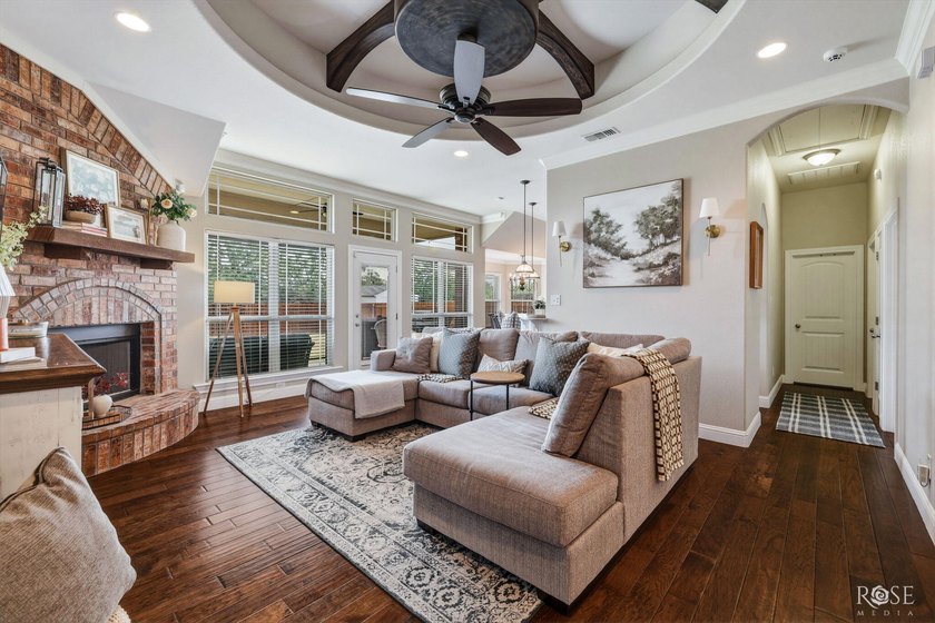 Immaculate and move-in ready, this beautifully maintained - photo 6