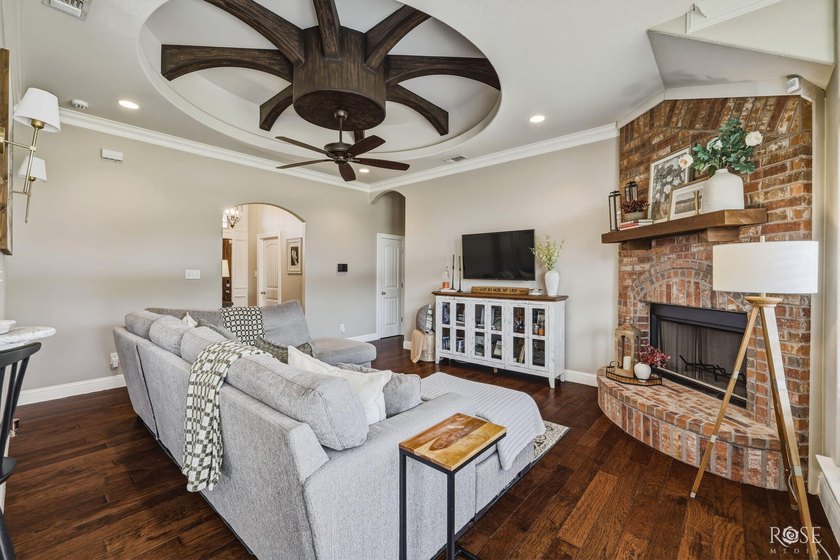 Immaculate and move-in ready, this beautifully maintained - photo 9